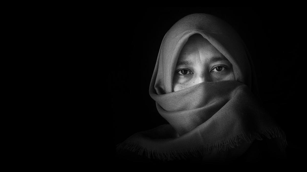 femeile au dat foc valurilor islamice iar barbatii si au aprins tigarile imagini