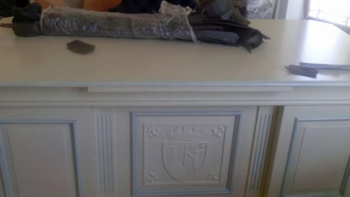 scandal monstru la tecuci edilul ar fi cheltuit o avere pe mobila din biroul de la primarie