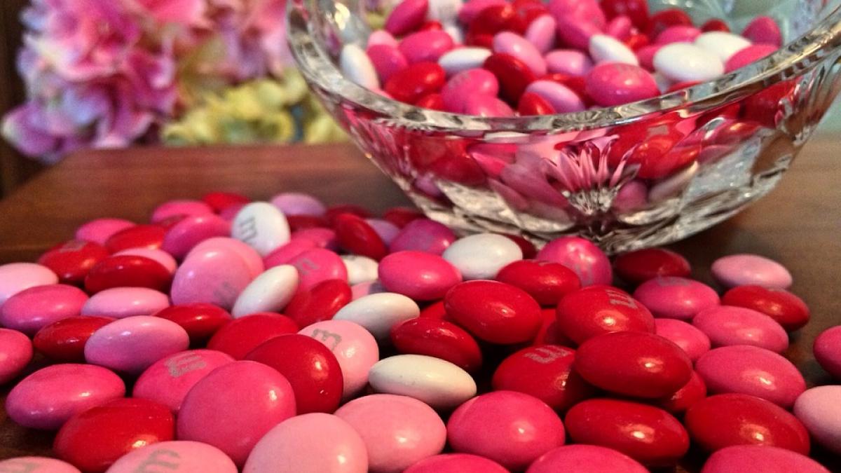 un barbat din iasi incatusat de politie dupa ce si a servit nevasta cu bomboane