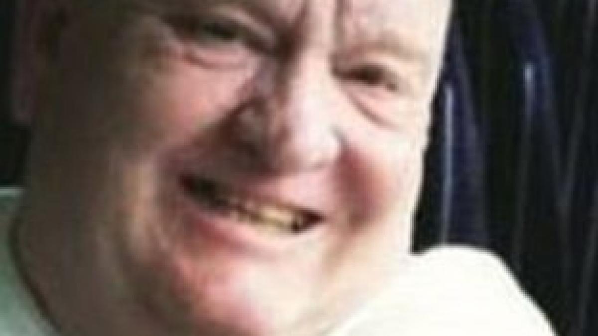 a vazut un numar scrijelit pe peretele toaletei a luat telefonul si a sunat ce i s a intamplat