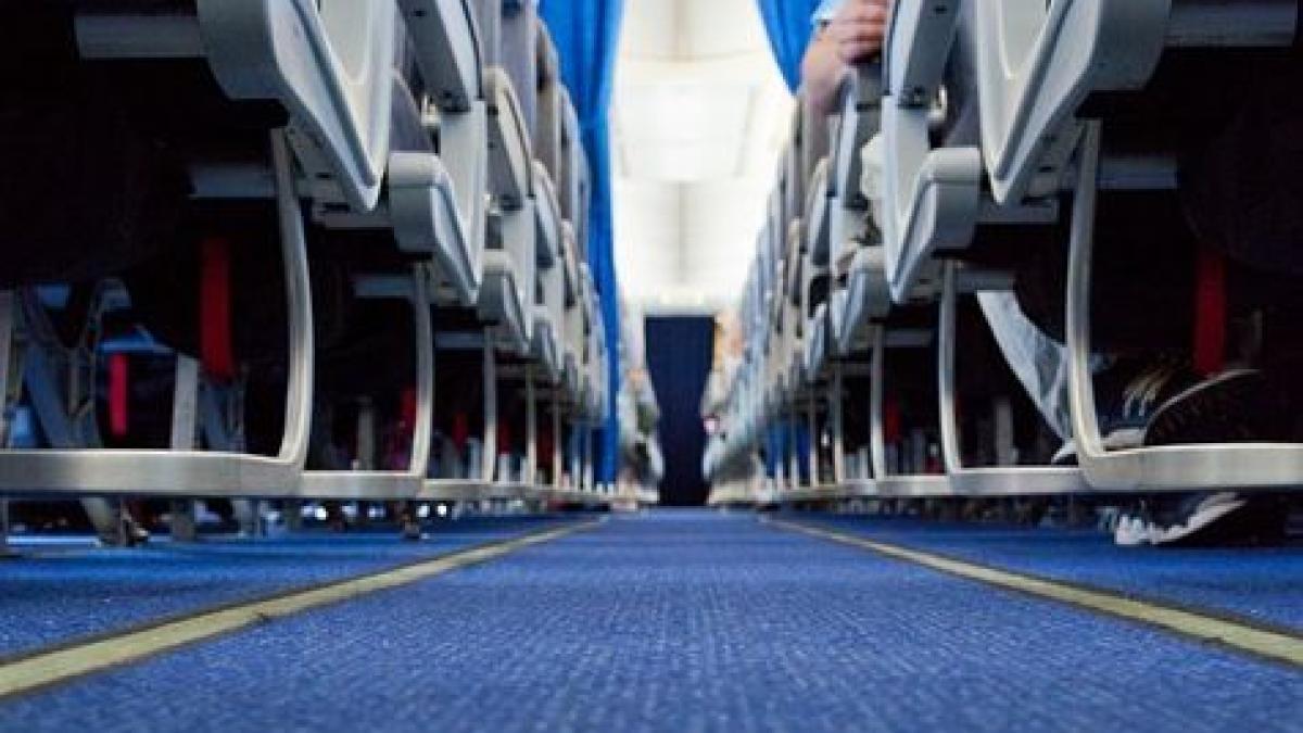 s a imbatat crunt in avion s a ridicat de pe scaun si stewardesele alergau din calea ei ce a putut