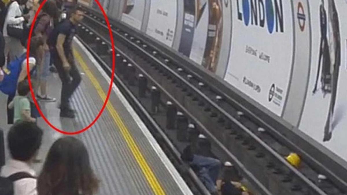 a cazut pe sine chiar in momentul in care metroul se apropia de statie in secunda urmatoare ceva