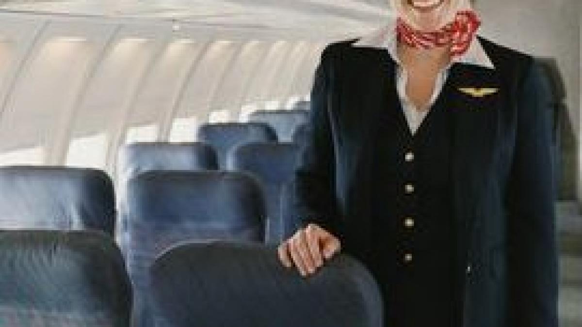 de ce isi tin stewardesele mereu mainile la spate cand intampina pasagerii