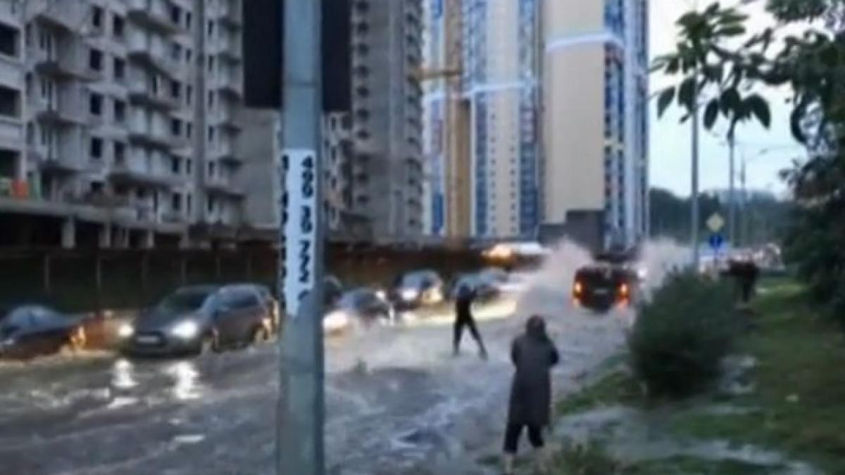 scene inedite in centrul moscovei ce s a intamplat dupa ploaia torentiala care a cazut in capitala