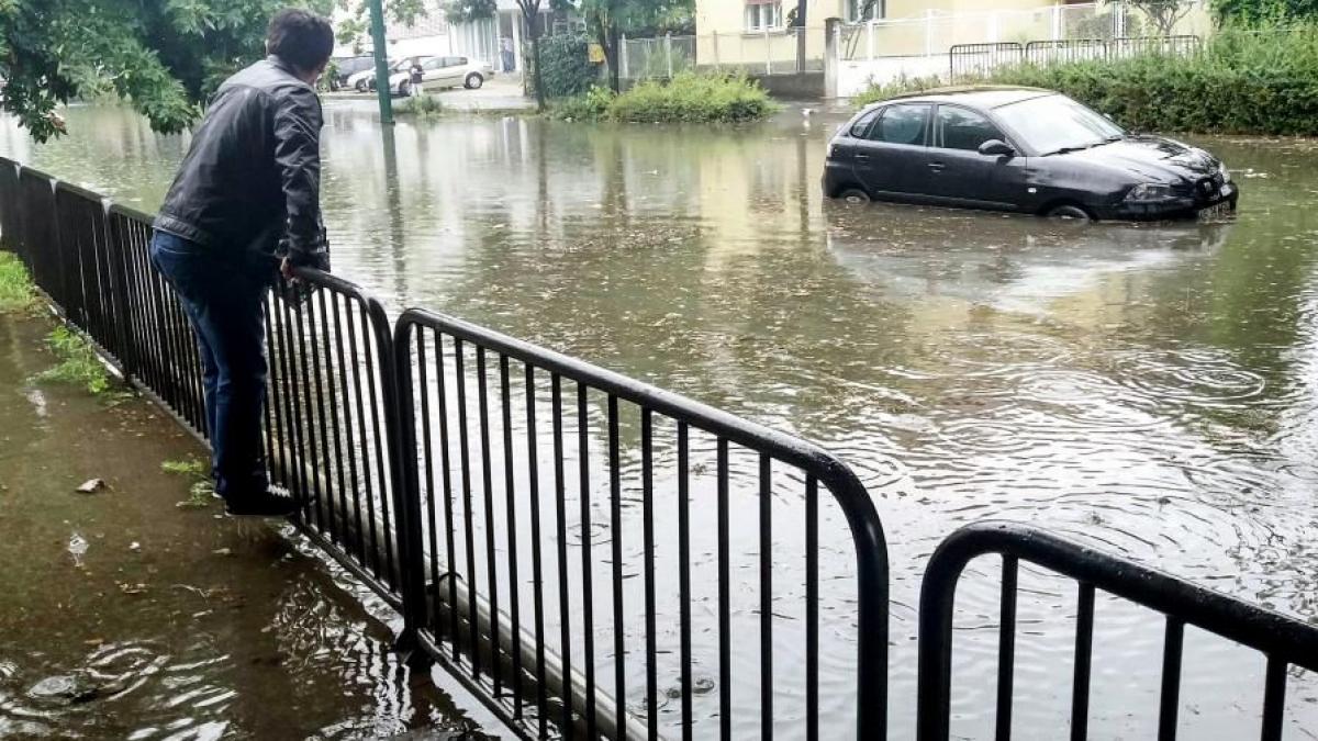 Inundații puternice în vestul țării, zeci de case sub ape. ”E dezastru. Ne rugăm la Dumnezeu să trăim!”