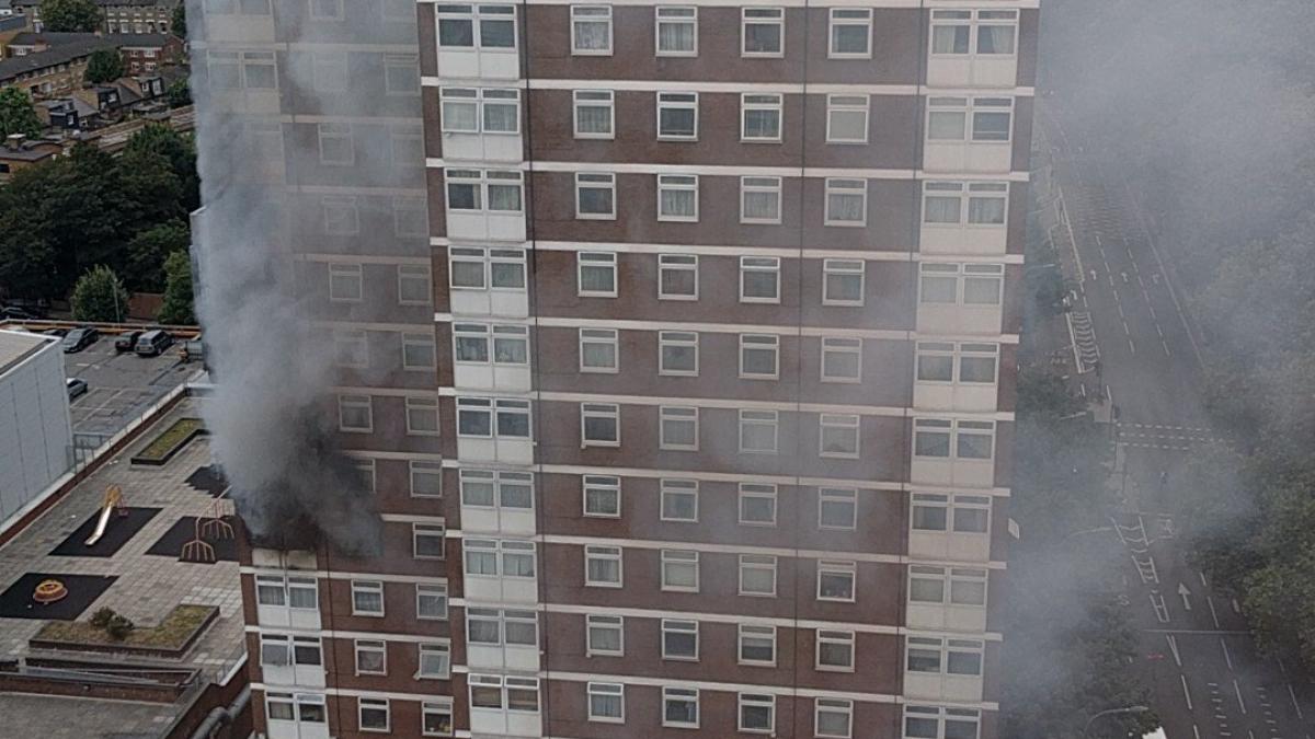 incendiu londra bloc locuinte pompieri
