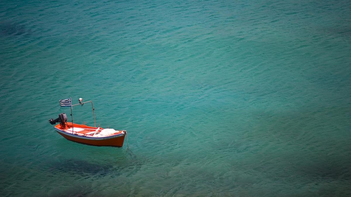 un copil din egipt a traversat marea mediterana pentru a si salva fratele mai mic
