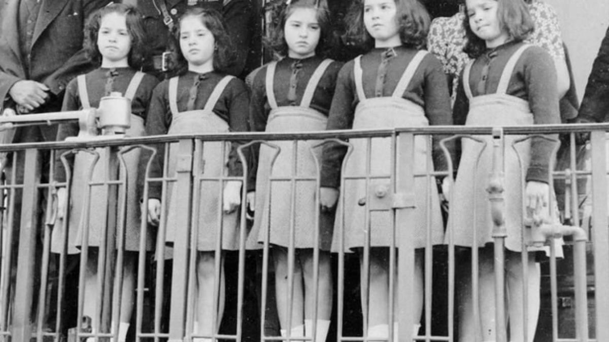 cinci fetite nefericite s au aliniat langa gard cand au implinit 18 ani lumea in sfarsit a inteles