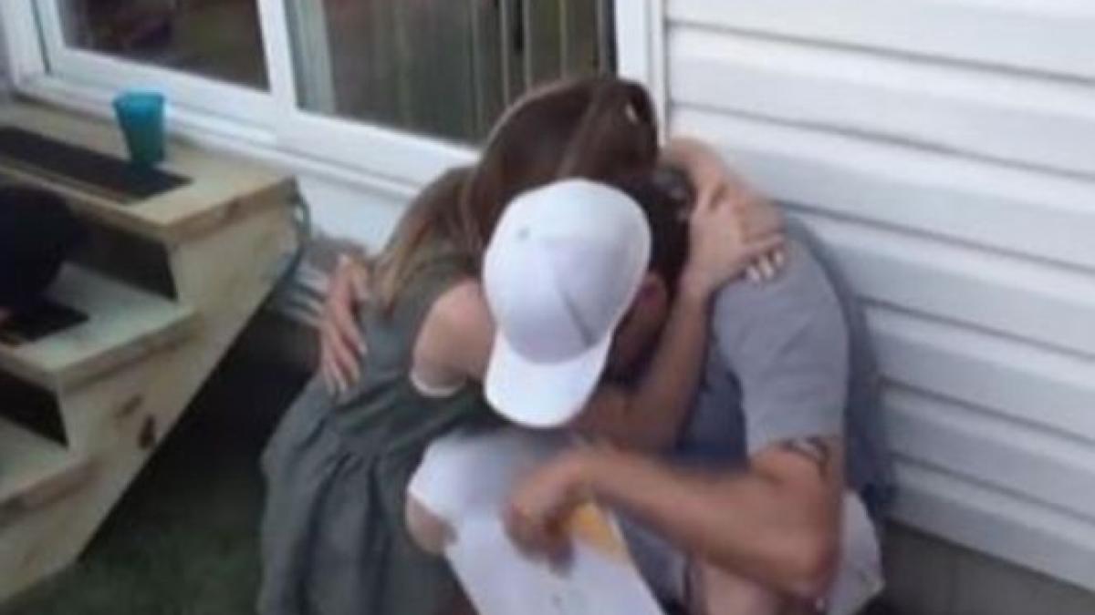 i a dat iubitului mamei ei un cadou cand a vazut ce era barbatul s a prabusit la pamant cu lacrimi