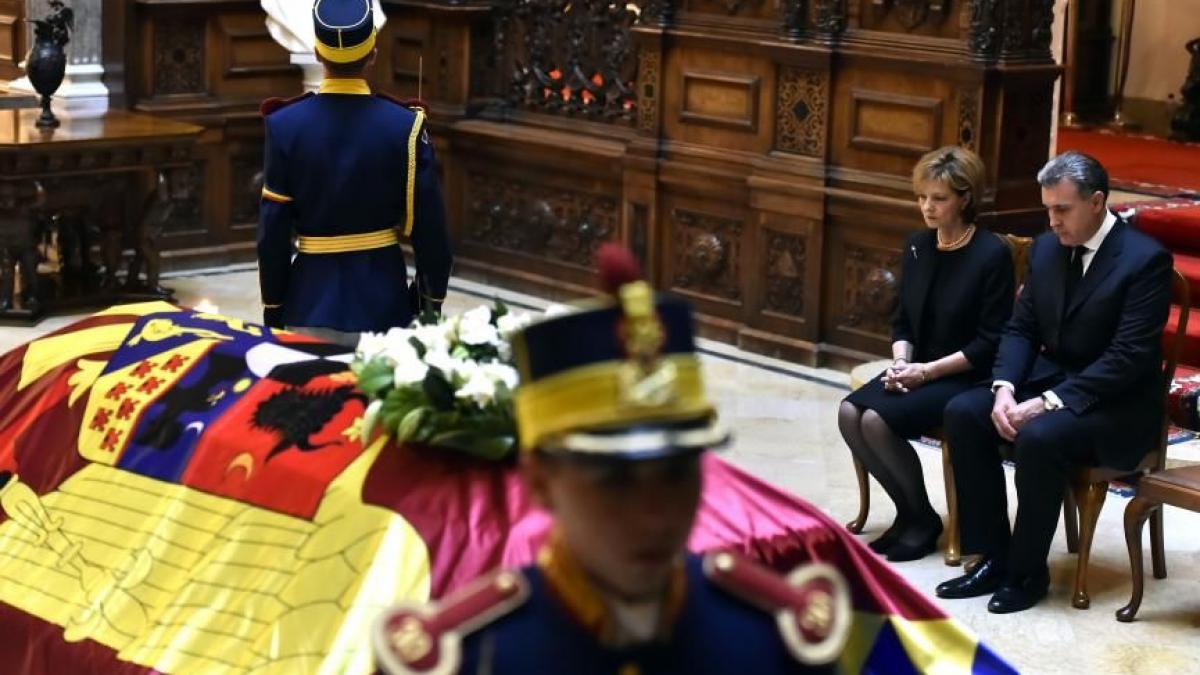 imagini de la parastasul de sapte zile pentru regina ana cine a venit la mormantul de la curtea de