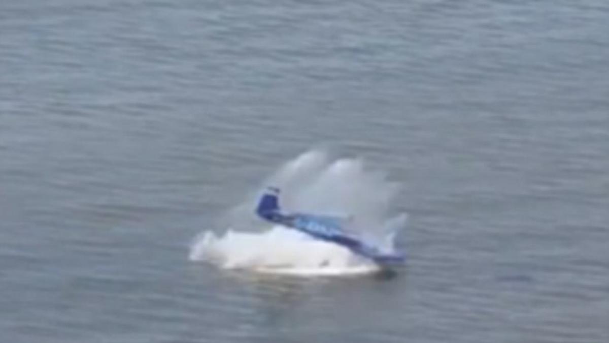 erau pe plaja cand un avion s a prabusit in mare oamenii au sarit imediat in apa sa l salveze pe