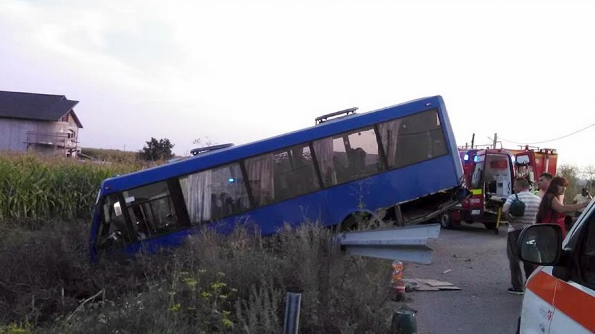 un autobuz cu nuntasi a ajuns in sant sapte persoane au fost ranite