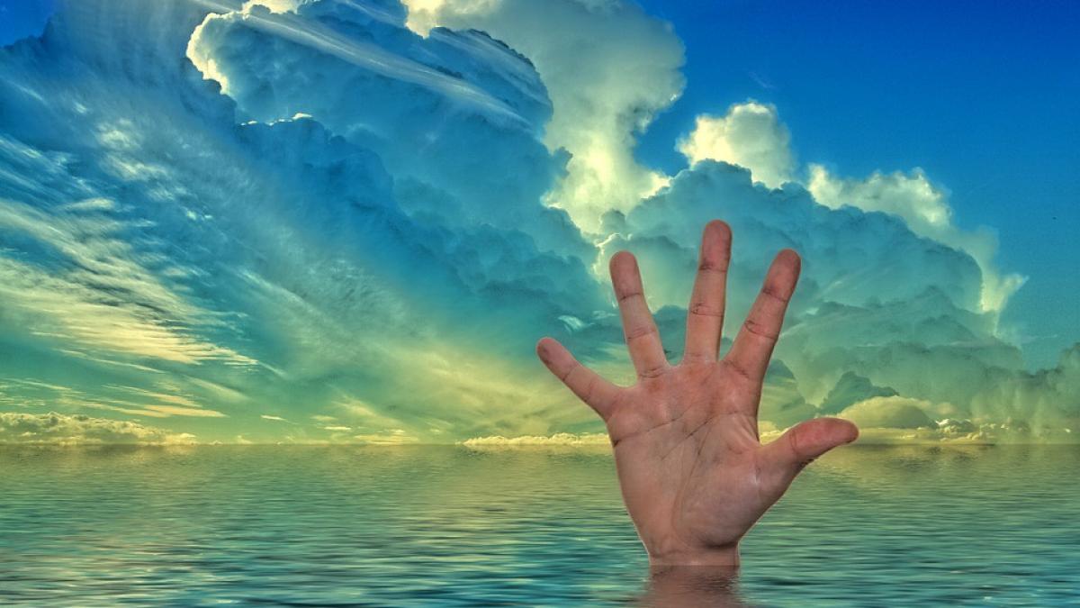 momente dramatice la saturn un tanar este prins sub stabilopozi