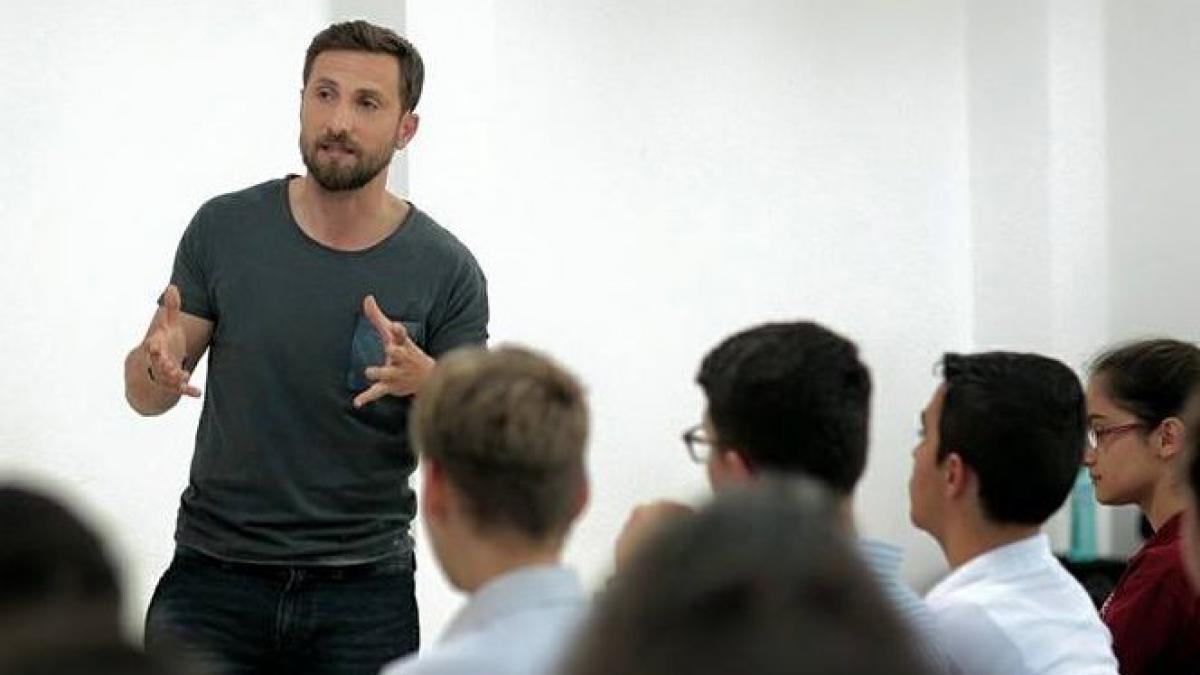 un teribilist l a rugat pe dani otil sa si lase geamul jos la semafor lectia de viata data de