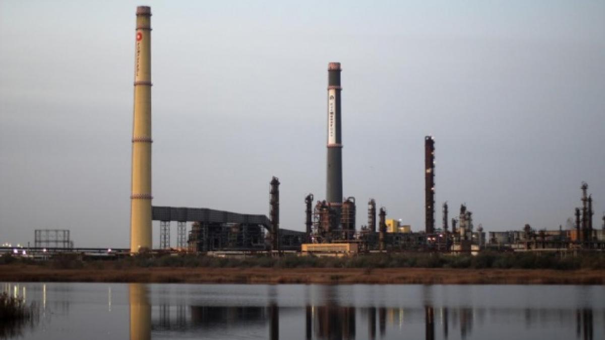 procurorii au deschis dosar penal dupa incendiul de la rafinaria petromidia