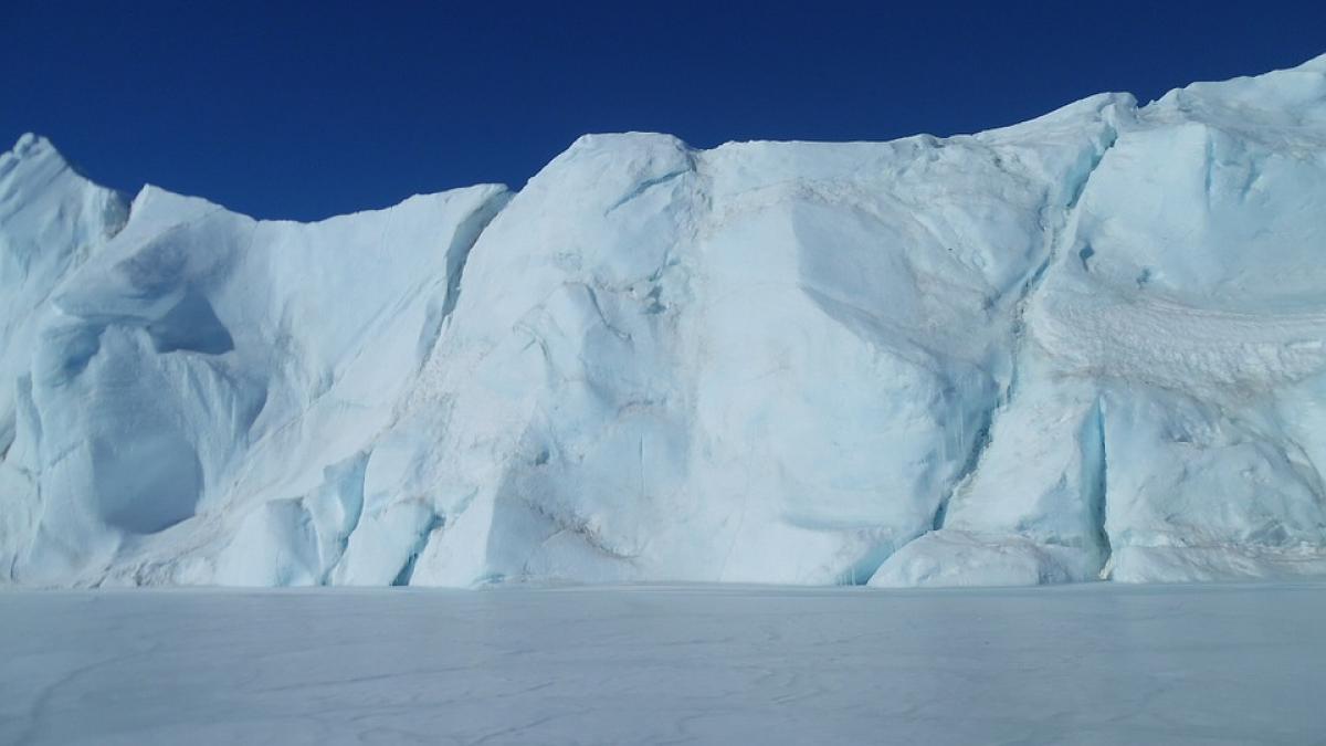 iceberg strat de gheata antarctica