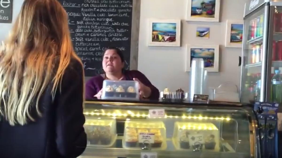 o femeie returneaza o cutie cu prajituri vanzatoarei priveste ce se afla in interiorul ei video