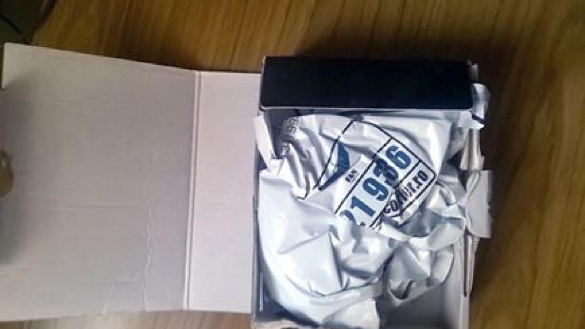 a comandat o pereche de adidasi online cand a deschis coletul a luat o cu lesin