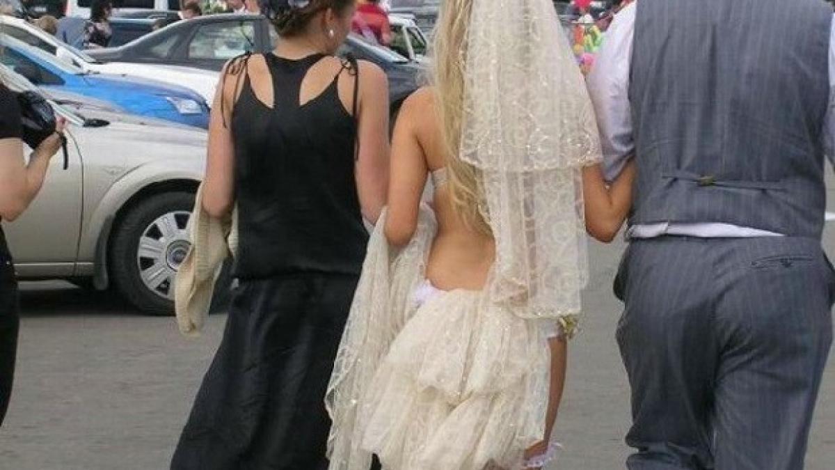 preotii si au facut cruce cand au vazut cum era imbacata mireasa si nu au primit o in biserica vezi