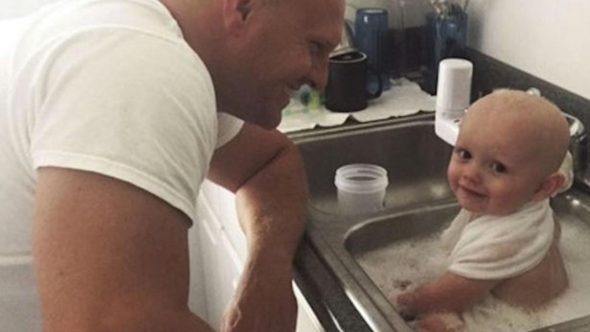 l au gasit pe bancheta din spate a masinii unui betiv era plin de voma si plangea ce s a intamplat