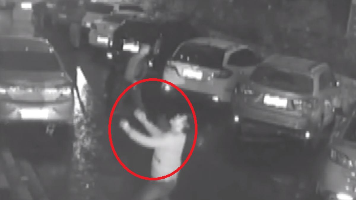 o femeie cade de la etajul 11 iar acest tanar decide sa o salveze imaginile au fost vizionate de