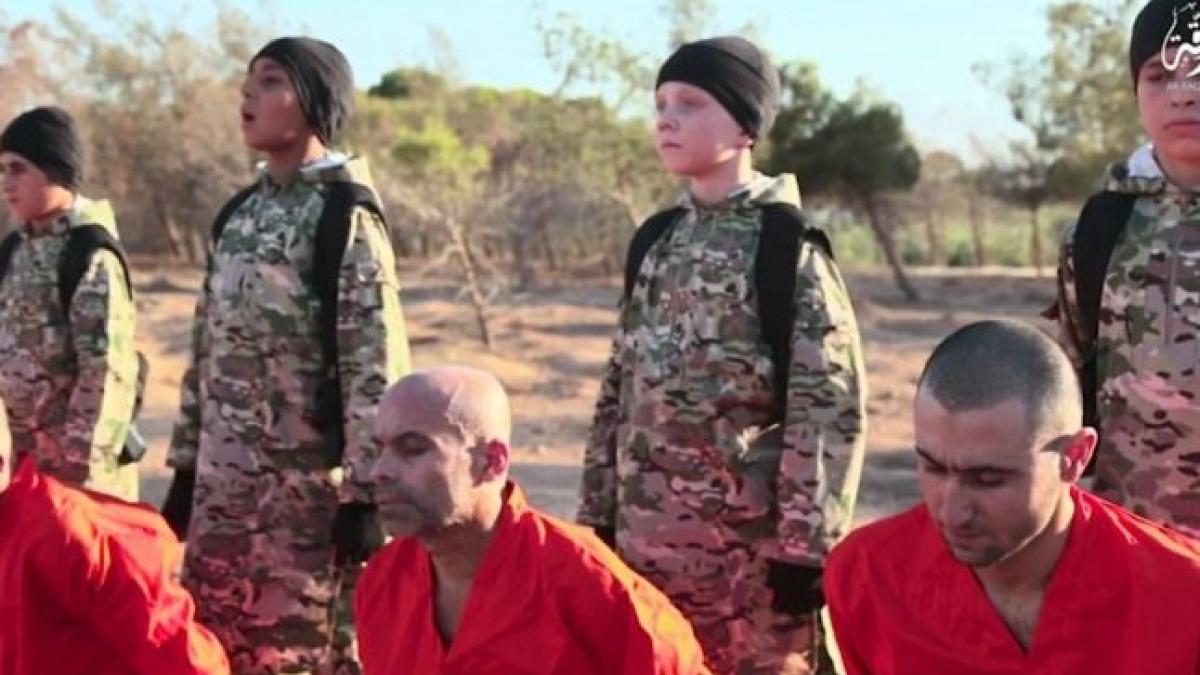 imagini tulburatoare cinci copii folositi drept calai de catre statul islamic video