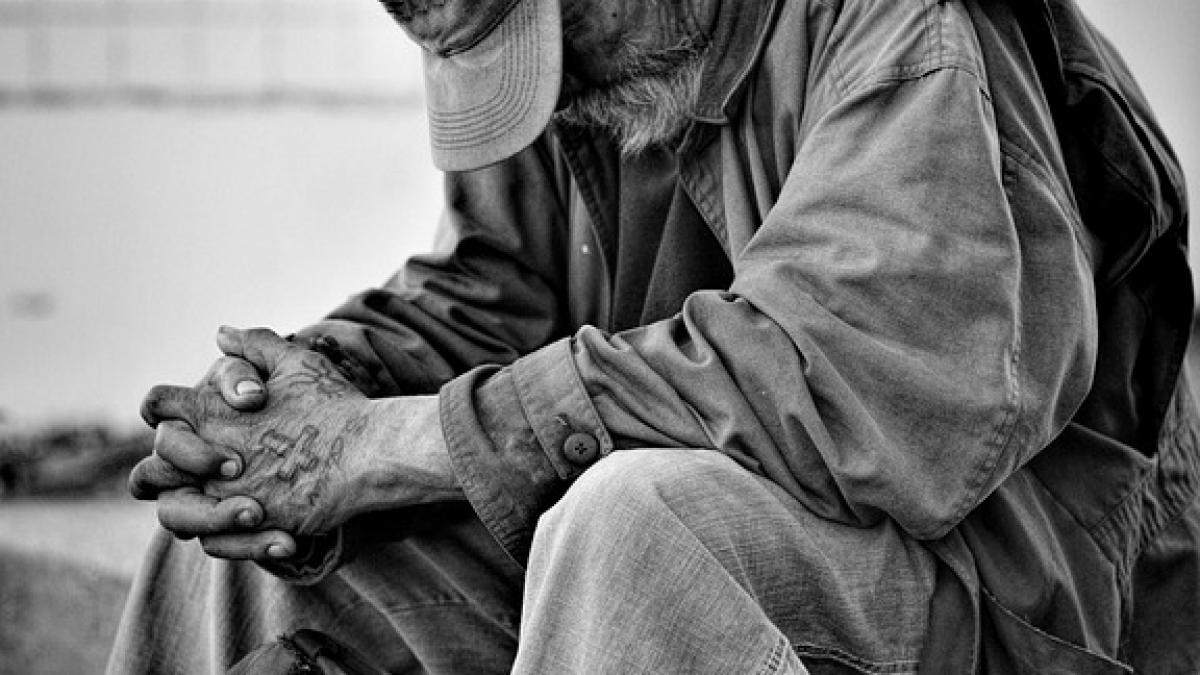 un om fara adapost a gasit un portofel plin cu bani pe strada dupa ce a dus obiectul la politie