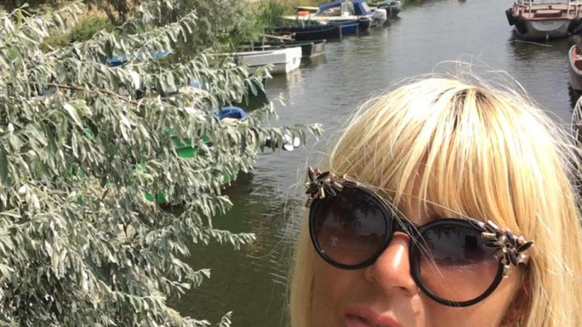 elena udrea isi face poze prin cimitire cum a aparut fostul ministru printre morminte foto in