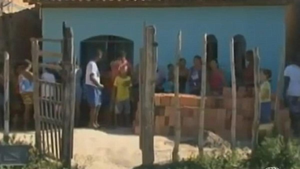 familia era adunata in jurul sicriului cand au ridicat ochii si au vazut cine era in fata lor au