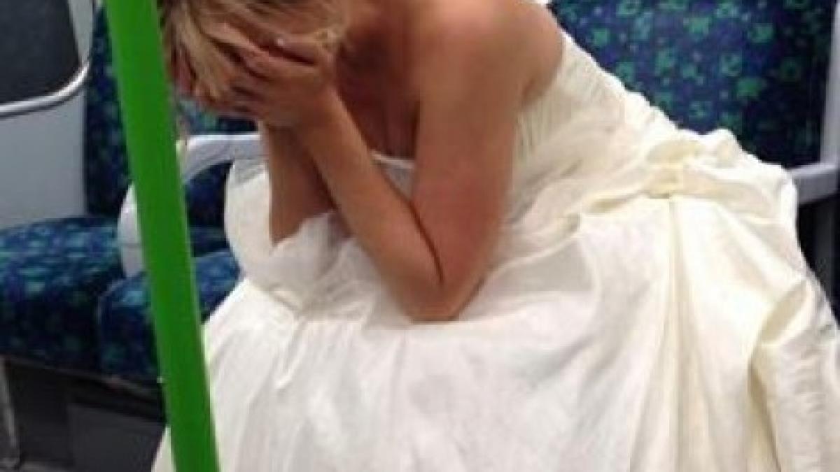o mireasa a fost surprinsa plangand la metrou ce se intamplase