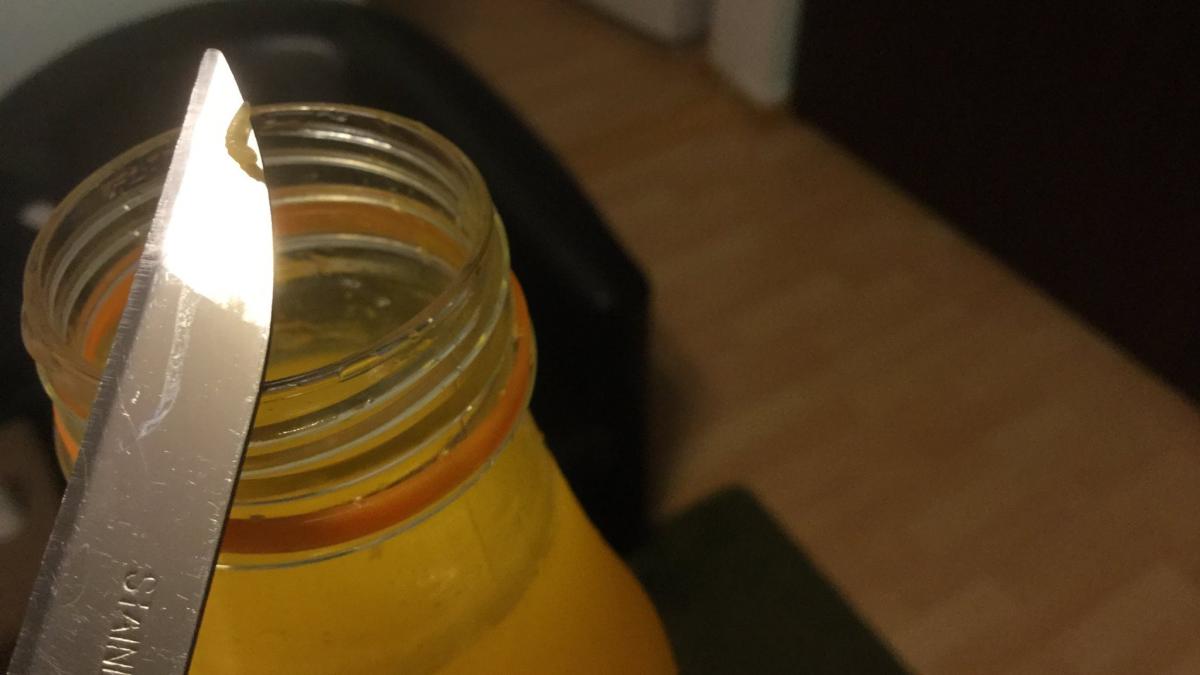 scarbos viermi intr o sticla de fresh din portocale foto