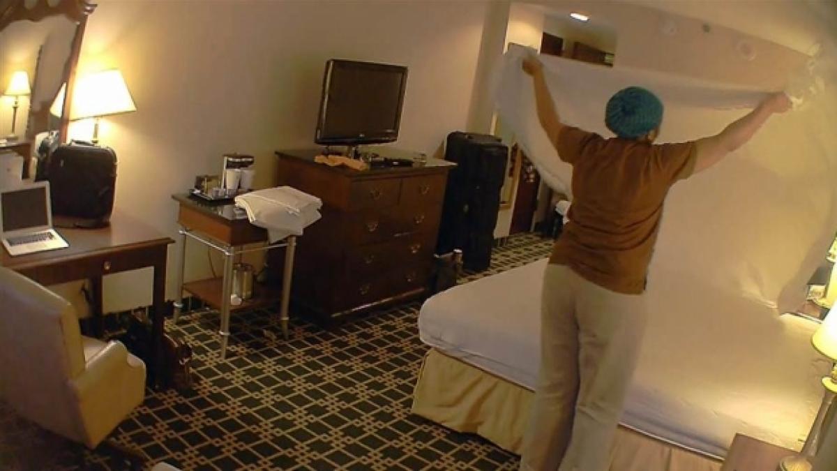 tocmai se cazase camera de hotel cand a gasit un mesaj misterios ascuns in pat daca citesti acest