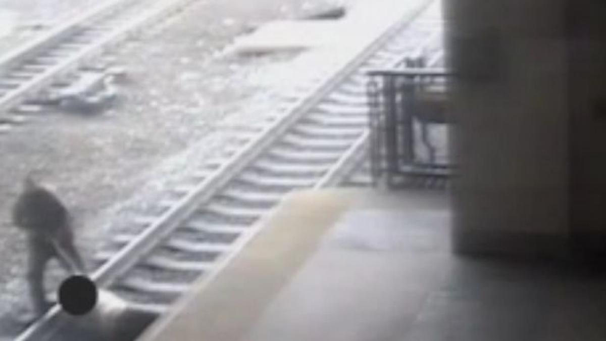 un politist a devenit erou dupa ce a salvat un om de pe calea ferata imaginile surprinse cu cateva