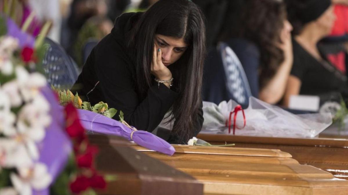 la amatrice au loc funeralii de stat pentru 232 dintre victimele cutremurului din italia imagini cu