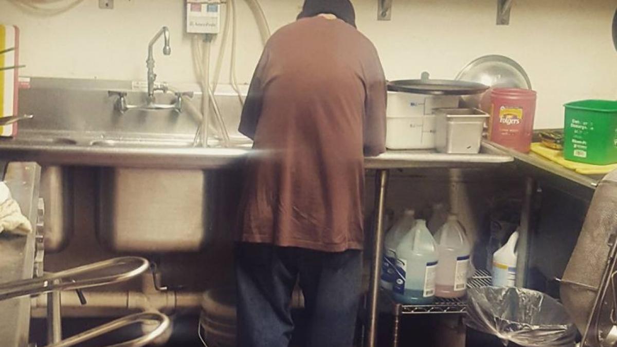 a intrat intr un restaurant si a cerut ceva de mancare proprietarul i a pus o intrebare care i a