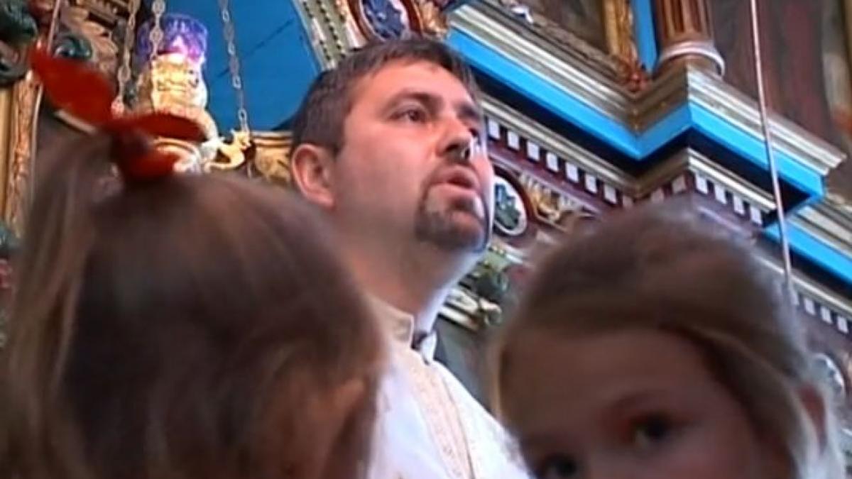 preotul roman care isi dedica viata saracilor