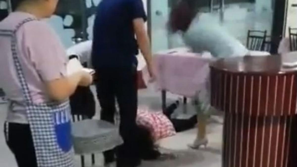 razbunare brutala a sotiilor inselate le au batut pe amante intr un restaurant video