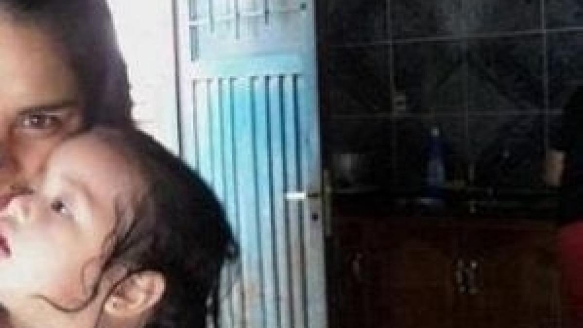 s a fotografiat asa cu fiica sa si a publicat poza pe facebook toata lumea s a mobilizat ar trebui