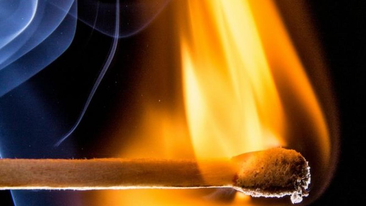 a incercat sa si arda sotia