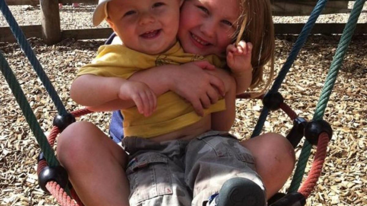 dupa ce tatal lor a murit copiii au lipit un biletel de balon dupa doua luni s a intamplat ceva