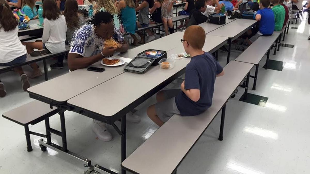 fotbalist la masa cu un copil autist