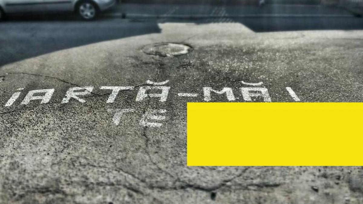 mesajul aparut pe o strada din romania oamenii s au oprit sa faca poze era chiar pe mijlocul