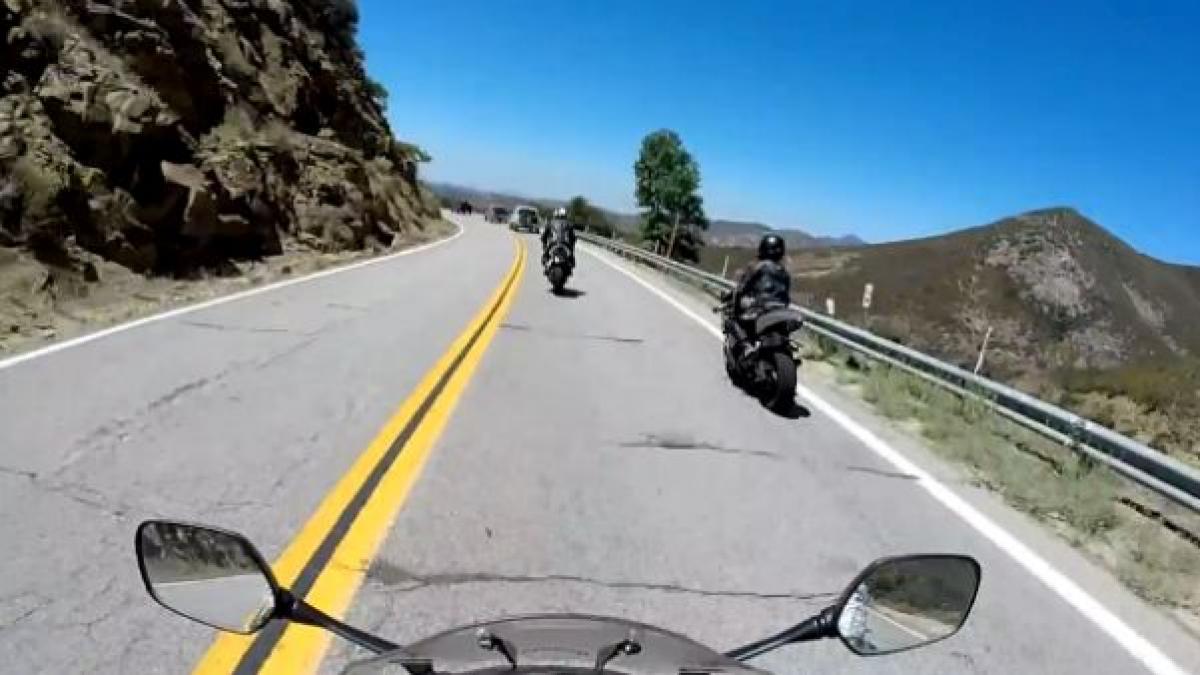 un grup de motociclisti cobora cu viteza pe un drum de munte nu le a venit sa creada ce i a depasit