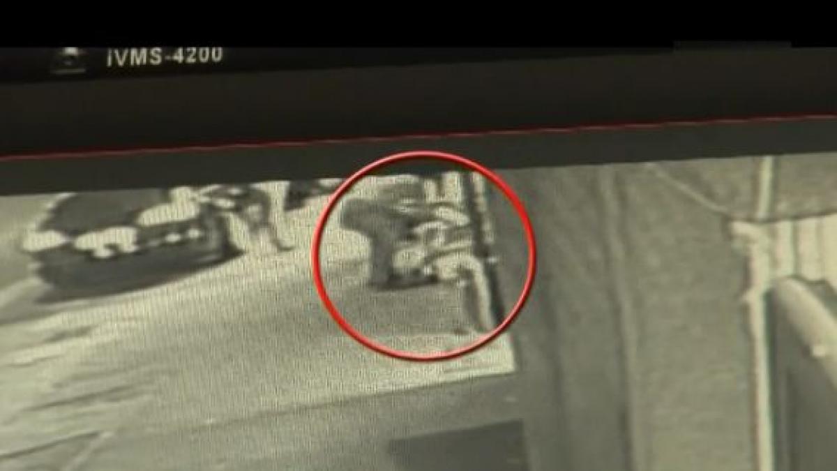 fetite culcate pe trotuarul rece si invelite cu cartoane la doi pasi de o sectie de politie ce s a