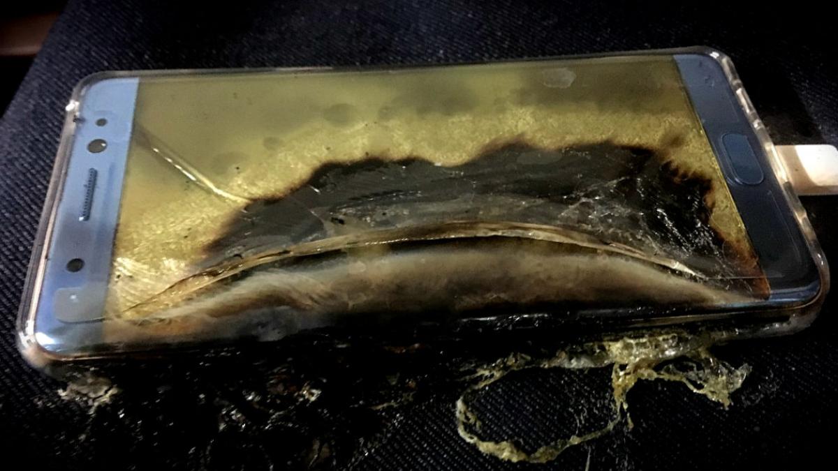 samsung recunoaste toti care au cumparat note 7 sunt in pericol trebuie returnat imediat