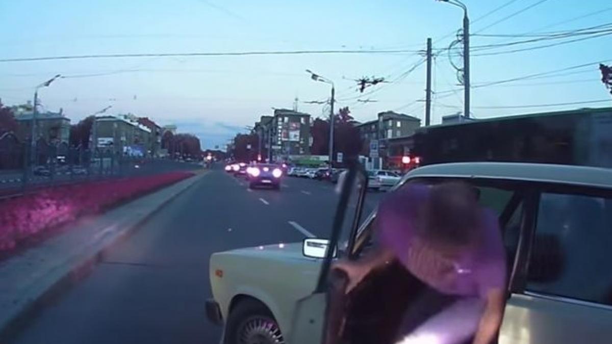 a facut scandal in trafic si apoi a urmat asta lectia dura primita de la viata de un sofer agresiv