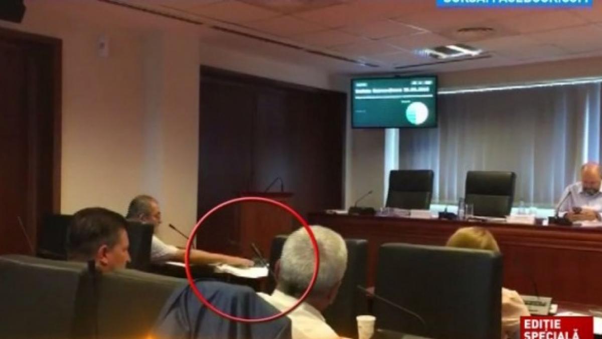 consilier usb surprins in timp ce voteaza la doua cartele si a dat demisia