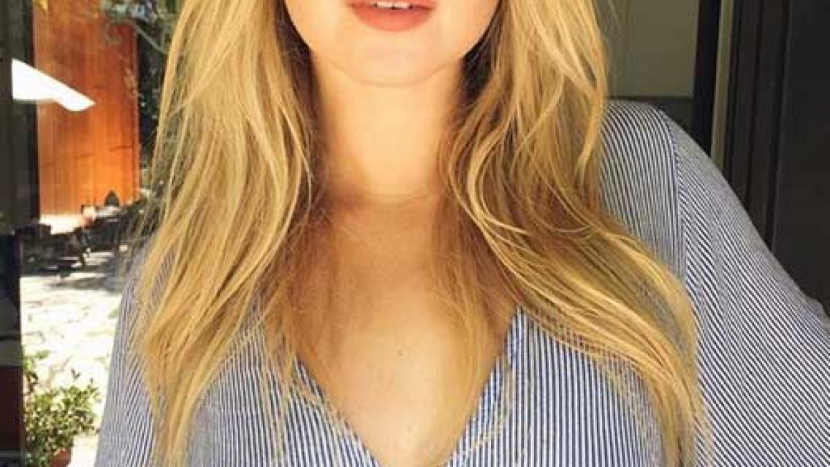 nu are corp de fotomodel insa are peste doua milioane de fani cum arata blonda de la spate