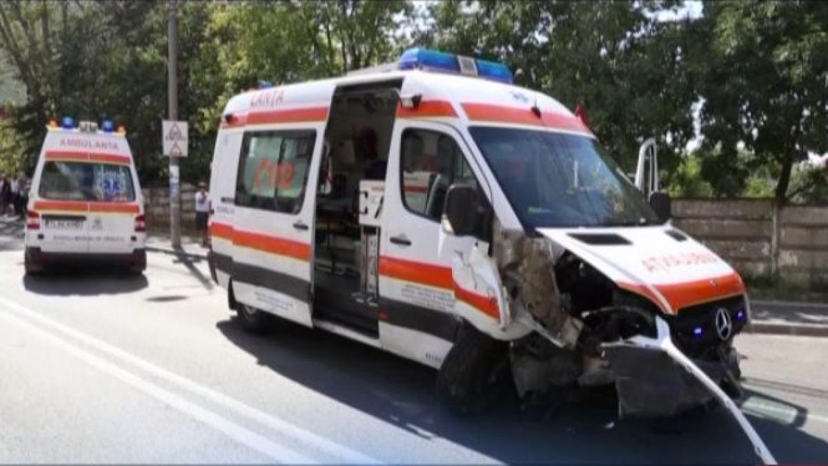 ambulanta cu un pacient de trei ani spulberata in trafic de un sofer neatent