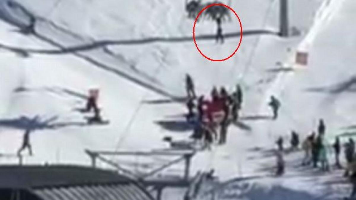 era in telescaun si se bucura de priveliste cand a alunecat in gol cliple care au urmat i au tinut